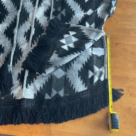 Size XS/S American Eagle Outfitters Aztec black white poncho wrap with fringe - Picture 8 of 9